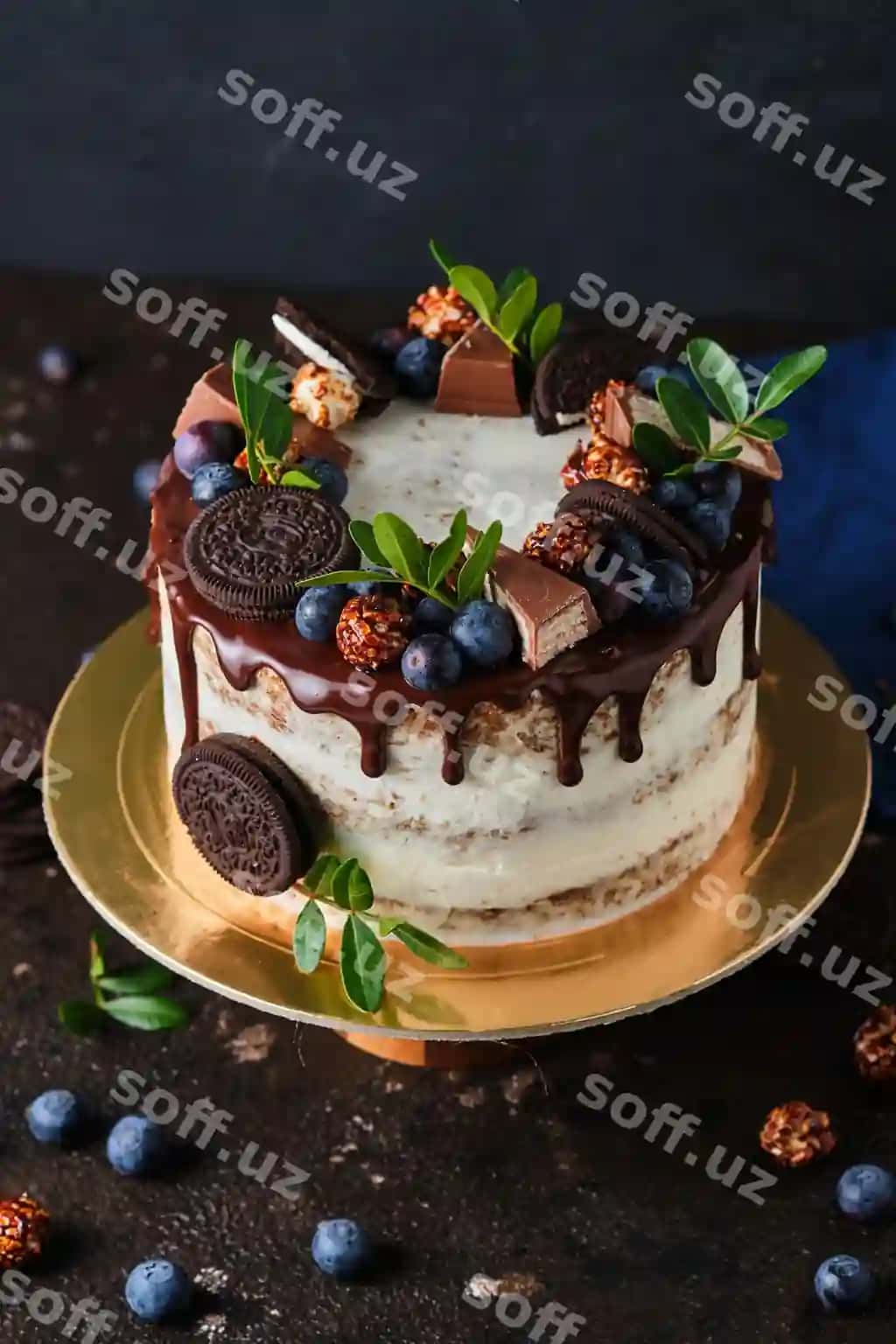 Uy shirinligi bayrami qisqichoqliq krem bilan shokoladlik cookie va mevalar bilan bezatilgan | Homemade cake holiday with cream cheese cream decorated with chocolate cookies berries