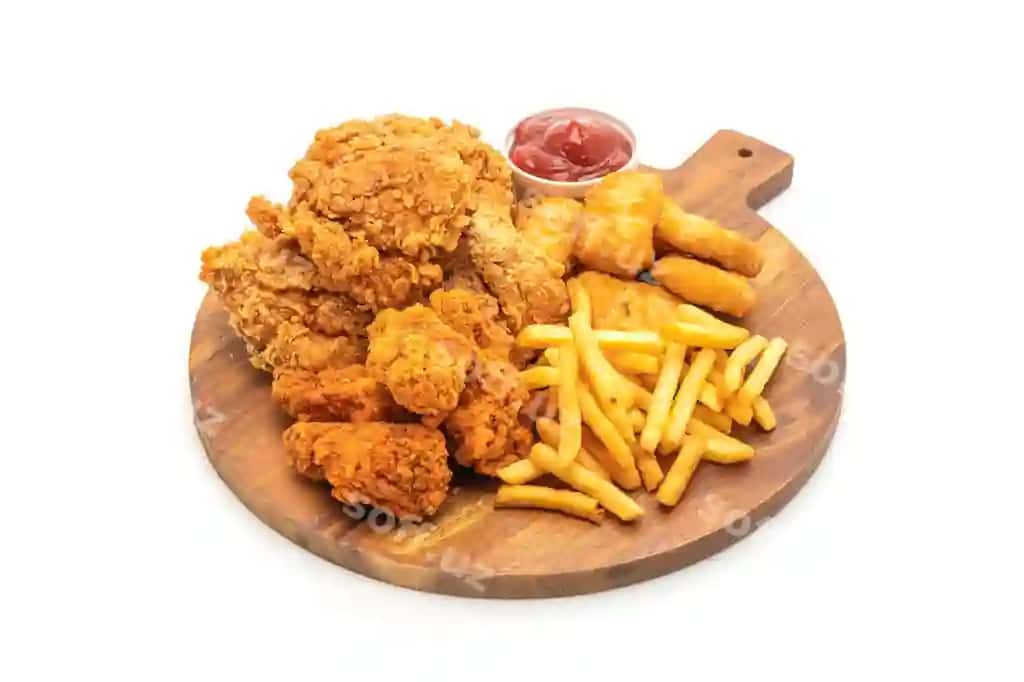 Qovurilgan tovuq frenxis kartoshkasi nuggetlar ovqat zaxarli ovqatlar no'saqlan ovqatlar | Fried chicken with french fries nuggets meal junk food unhealthy food