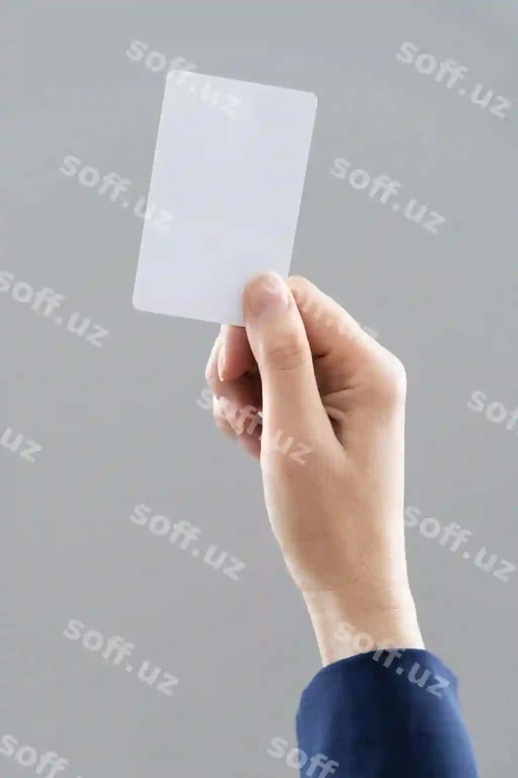 Bosh qaramida bo'sh biznes kartochkasini tutgan qo'l | Hand holding blank business card top view