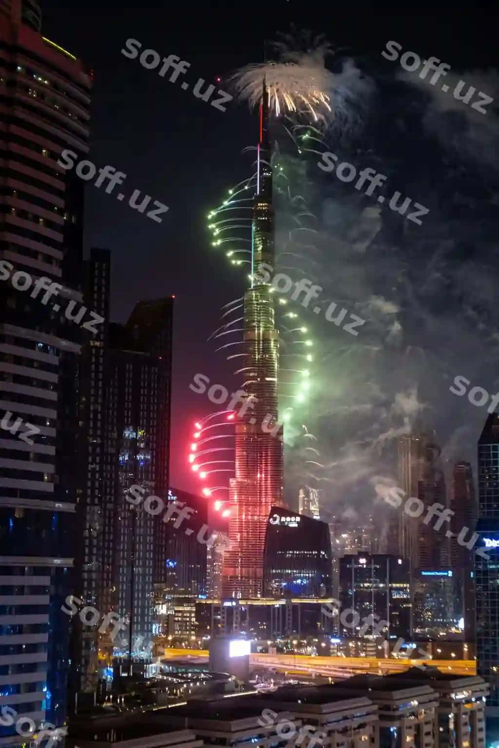 Shahar oralig'i bulut dymi osmon bilan | City skyline with cloud smoke sky