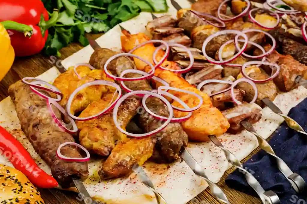 Turli xil goshtli shashlik piyozli testo bilan | Skewers with different kinds meat with onion dough