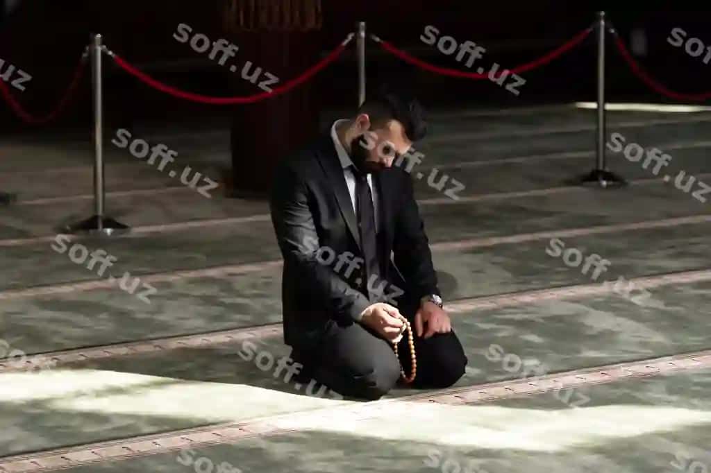 Bizznesmen Muslim an'iy namoz o'tiyapman Allah masjidda. | Businessman muslim making traditional prayer god allah mosque