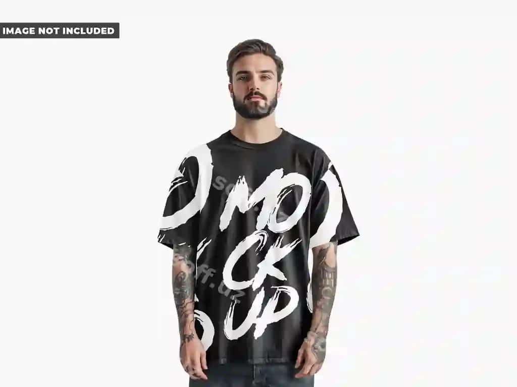 Futbolka namunasi, oynatma bilan erkak, generativ AI | Tshirt mockup man with tattoo generative ai