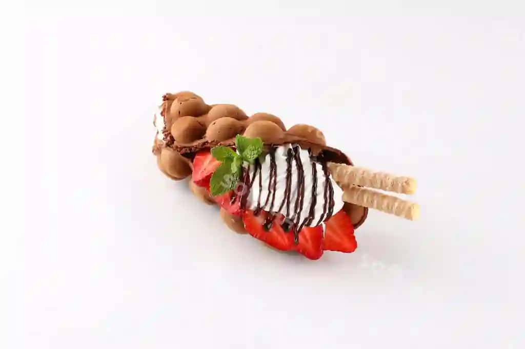 Gonkong qabiqli waffle muzlat va mevalar bilan oq fonda | Hong kong bubble waffle with ice cream fruits isolated white background