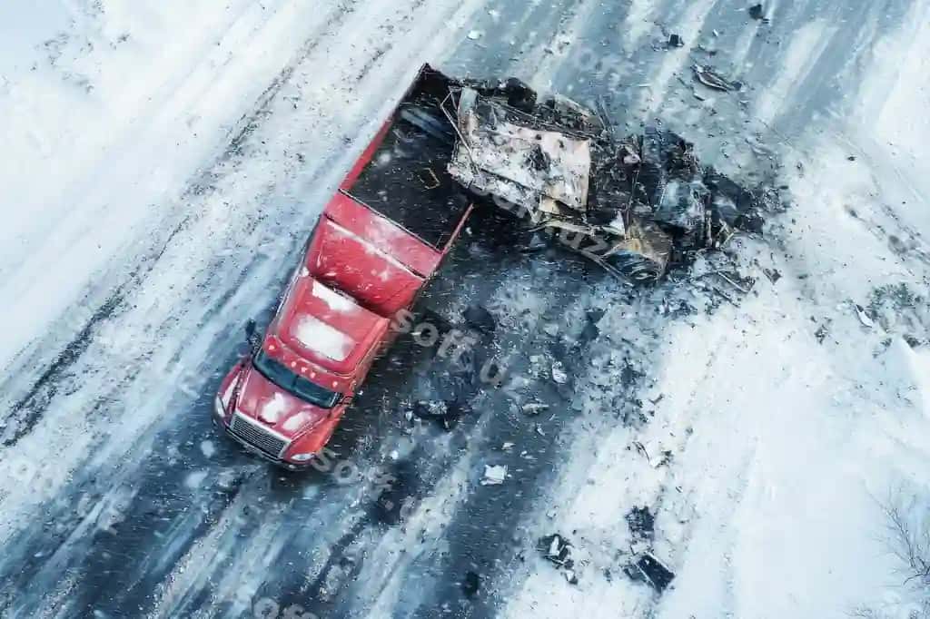 O'limga olib borgan to'qnashuv bozorpoyi yo'li qor sababli qorqovli yo'l tufayli yuz bolgan, bu esa yuk mashinasi halokatiga sabab bo'lgan. | Fatal collision freeway due slippery roads caused by snow truck accident