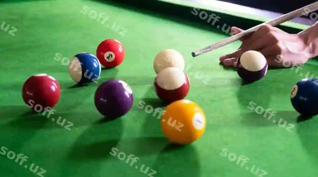 Qo'l qirqilgan billiard jadvalida o'yin qiluvchi inson | Cropped hand person playing pool table