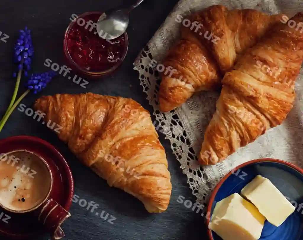 Yaqin rasm yangi kruassonlar | Close up fresh croissants