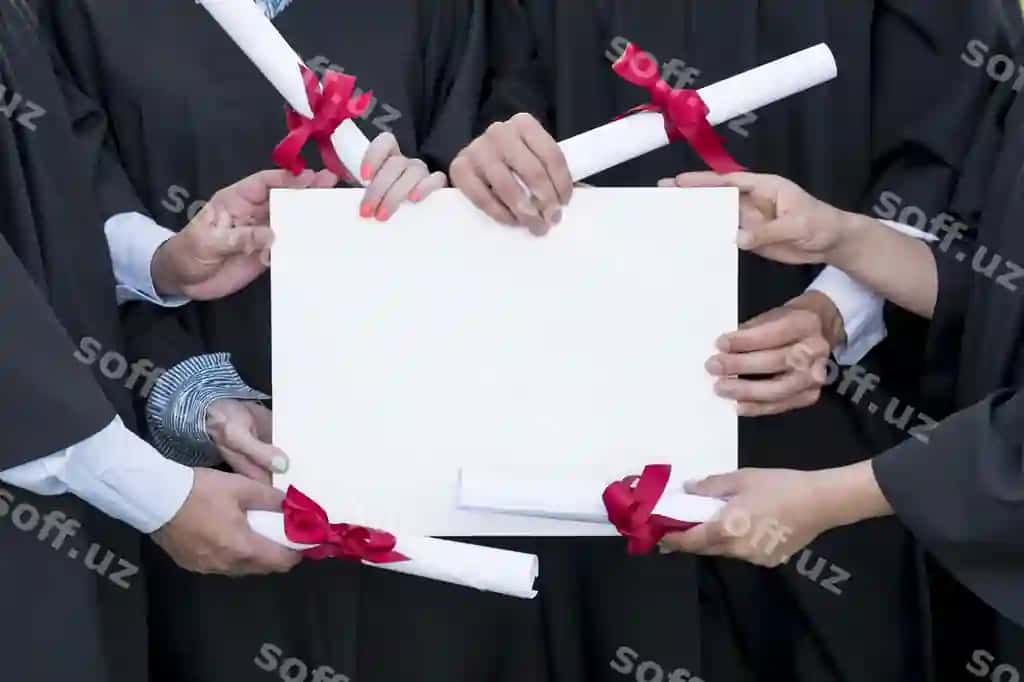 Bitiruvchilar namuna diplomni tutadigan | Graduates holding mock up diploma