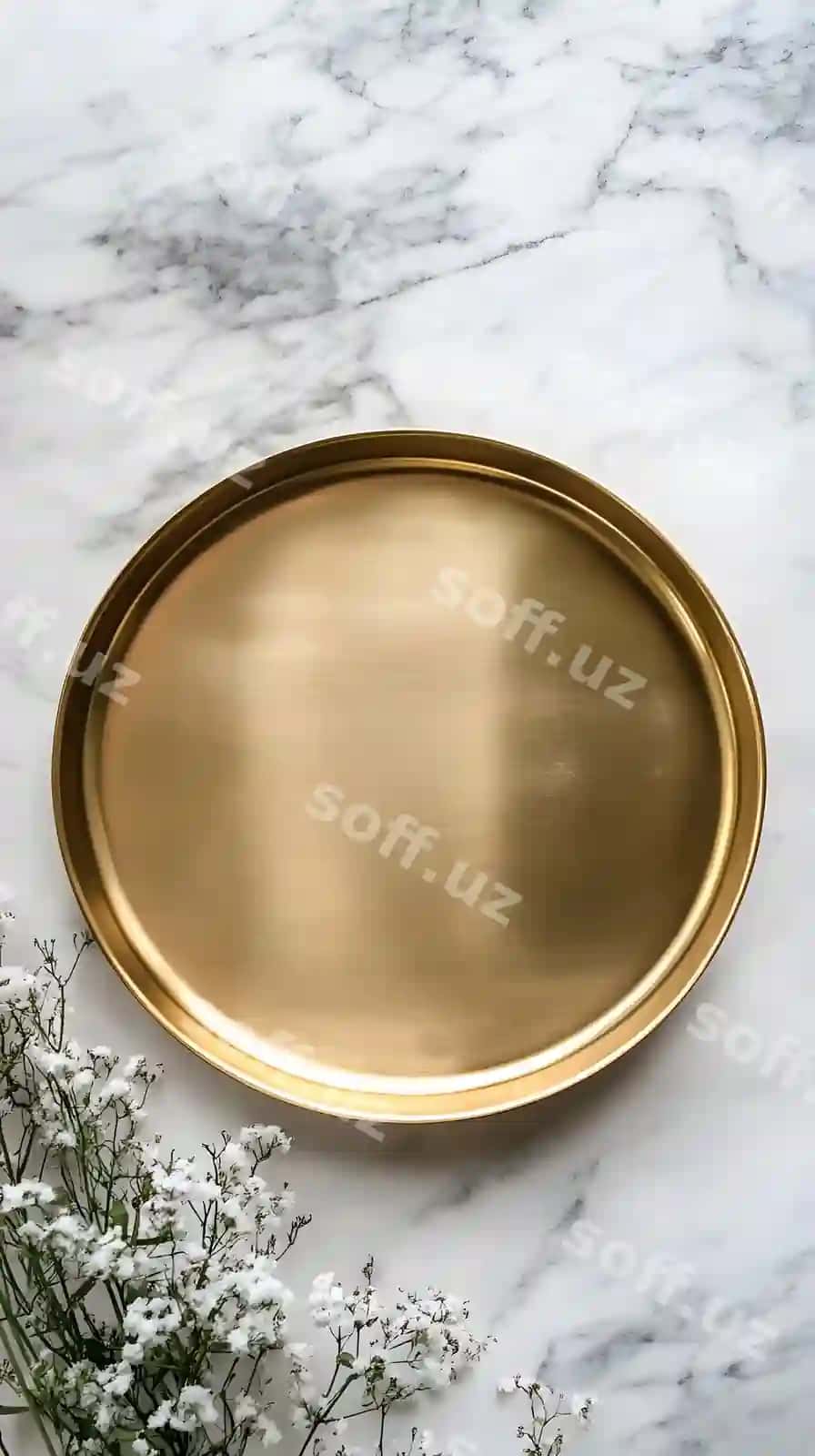 Oltin doira savat oq marble yuzasiga oq gullar bilan | Gold round tray white marble surface with white flowers