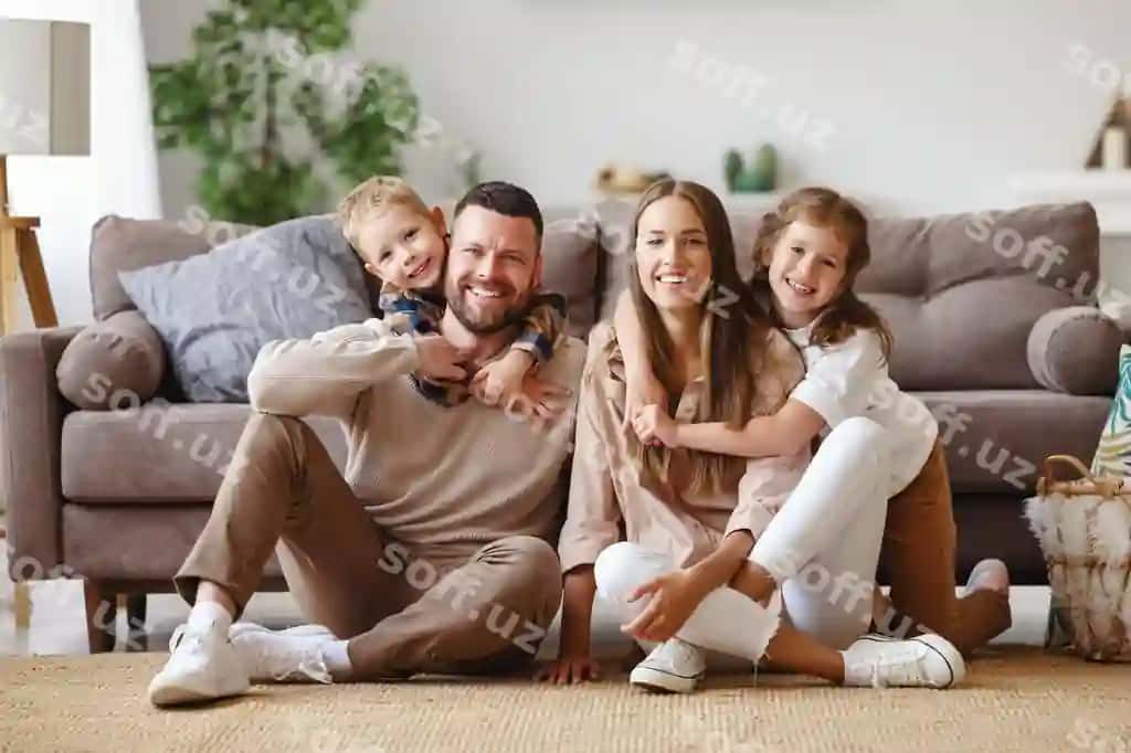 Baxtli oila ona baba bolalar uy divani | Happy family mother father children home couch