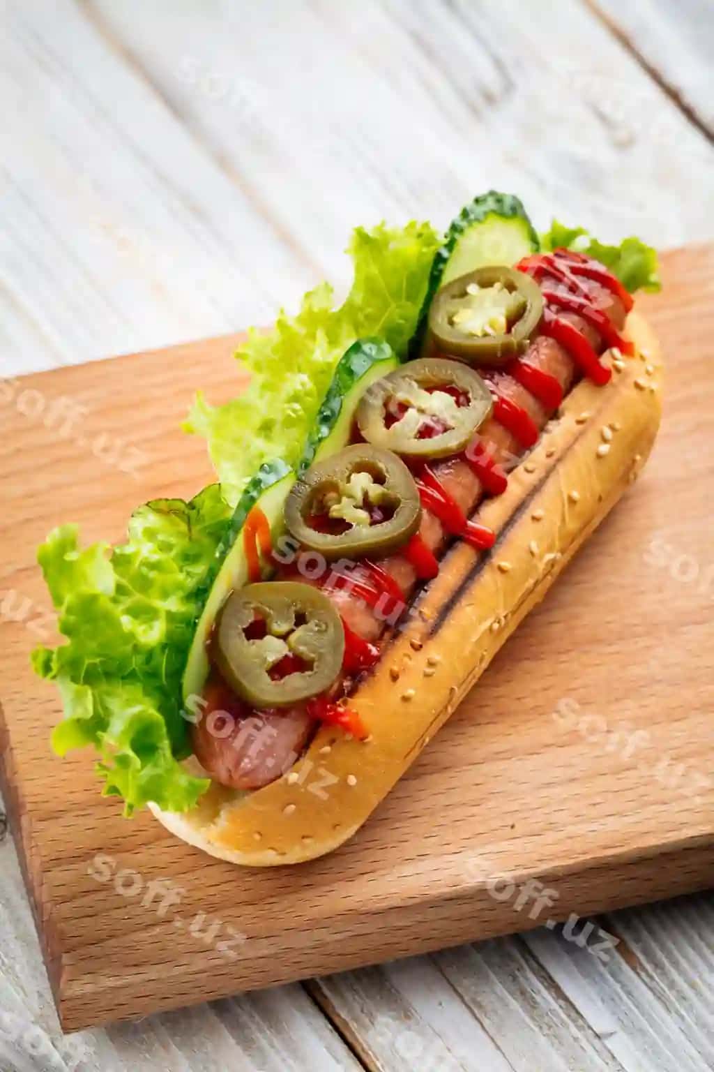 Jalapeño hotdog ketchup bilan yog'ochli doskada | Jalapeno hotdog with ketchup wooden board
