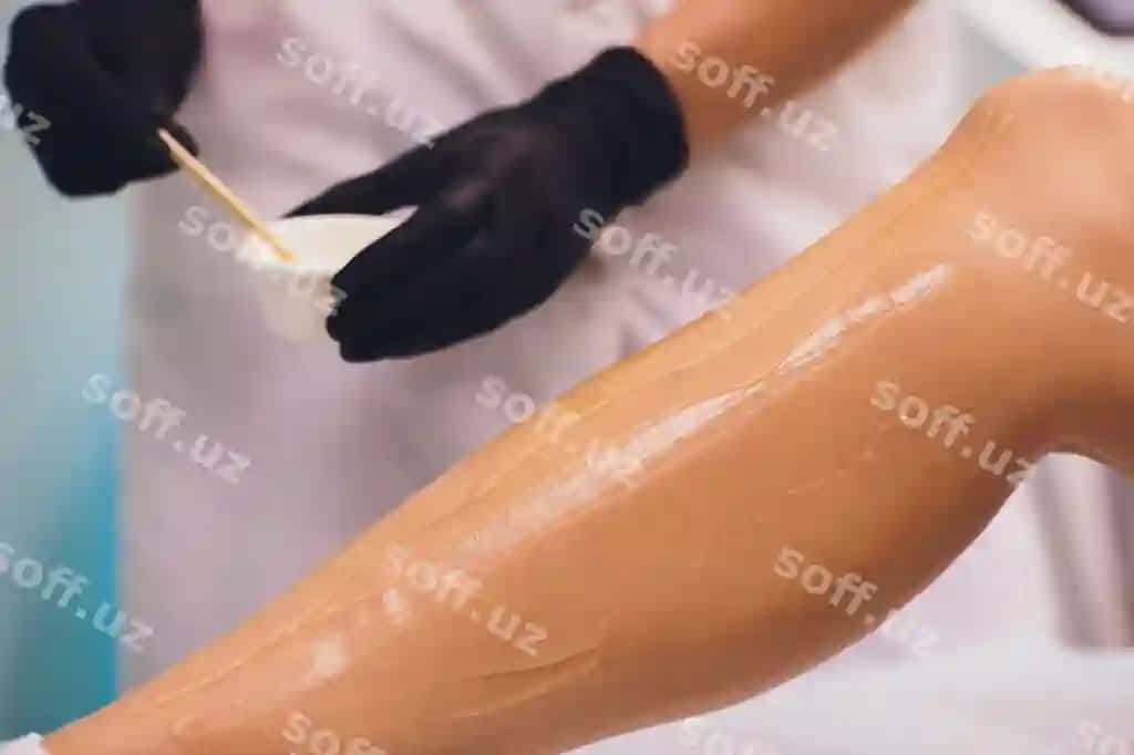Chiroy depilatsiya epilatsiya sochlarni olib tashlash odamlar tushunchasi chiroyli ayol applikator yordamida depilatsiya mazini o'tigiga qo'llash | Beauty depilation epilation hair removal people concept beautiful woman with applicator applying depilatory wax her leg