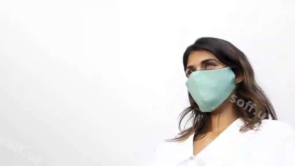 Ayol namuna tibbiy maskani kiygan | Woman wearing mock up medical mask