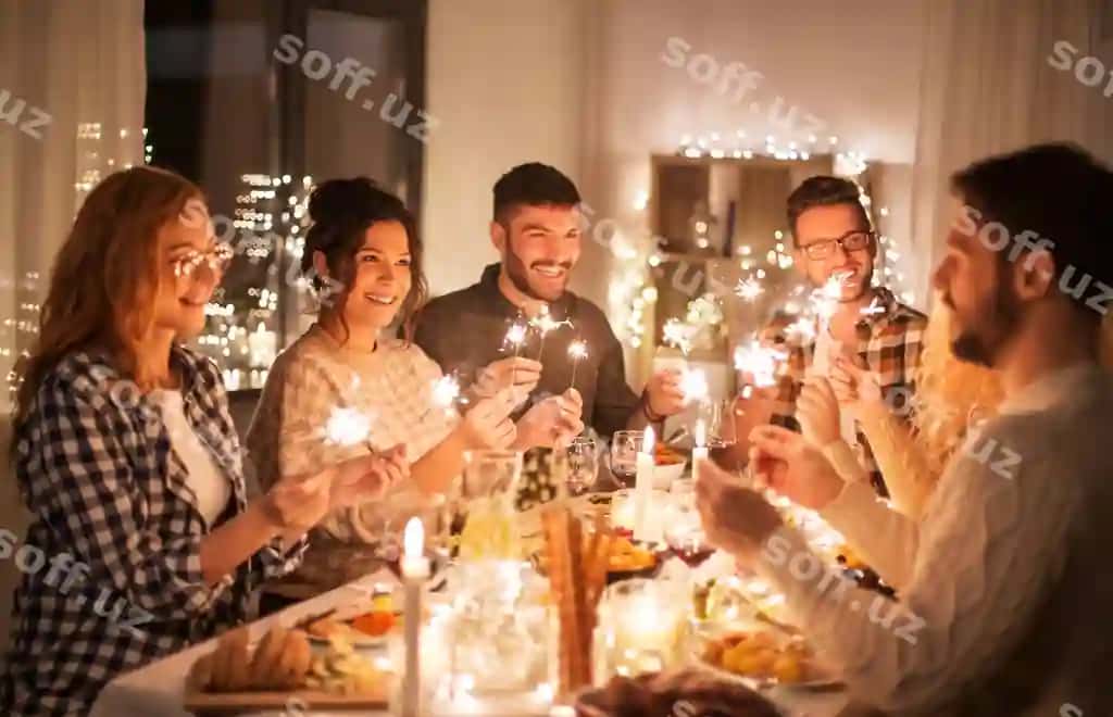 Baxtli do'stlar uyda Christmas ovqatlanmoqda | Happy friends having christmas dinner home