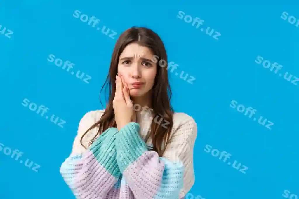 Sog'liqni saqlash stomatologiyasi tushunchasi ahmoqona yoqimli ayol qishki sviter tish og'rig'idan shikoyat qilmoqda. | Health stomatology concept silly cute woman winter sweater complaining toothache having decay rotten tooth touching cheek frowning sulking from pain waiting dentist office