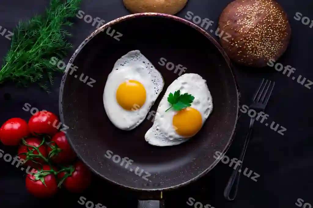 Uy shurot yangi qovurilgan tuxum, dill, petrushka va pomidorlar bilan tava, sayyoh non, sog'liqli nonushta, yuqori ko'rinish, belokli ovqat | Homemade fresh fried eggs frying pan with dill parsley tomatoes sesame bun healthy breakfast top view protein food