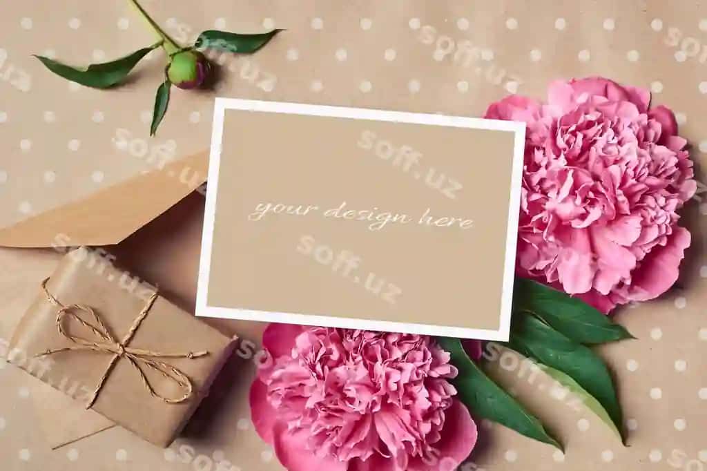 Tabrik kartochkasi namunasi sovg'a qutisi konverti bilan pudra pion gullari qollanma | Greeting card mockup with gift box envelope pink peony flowers craft