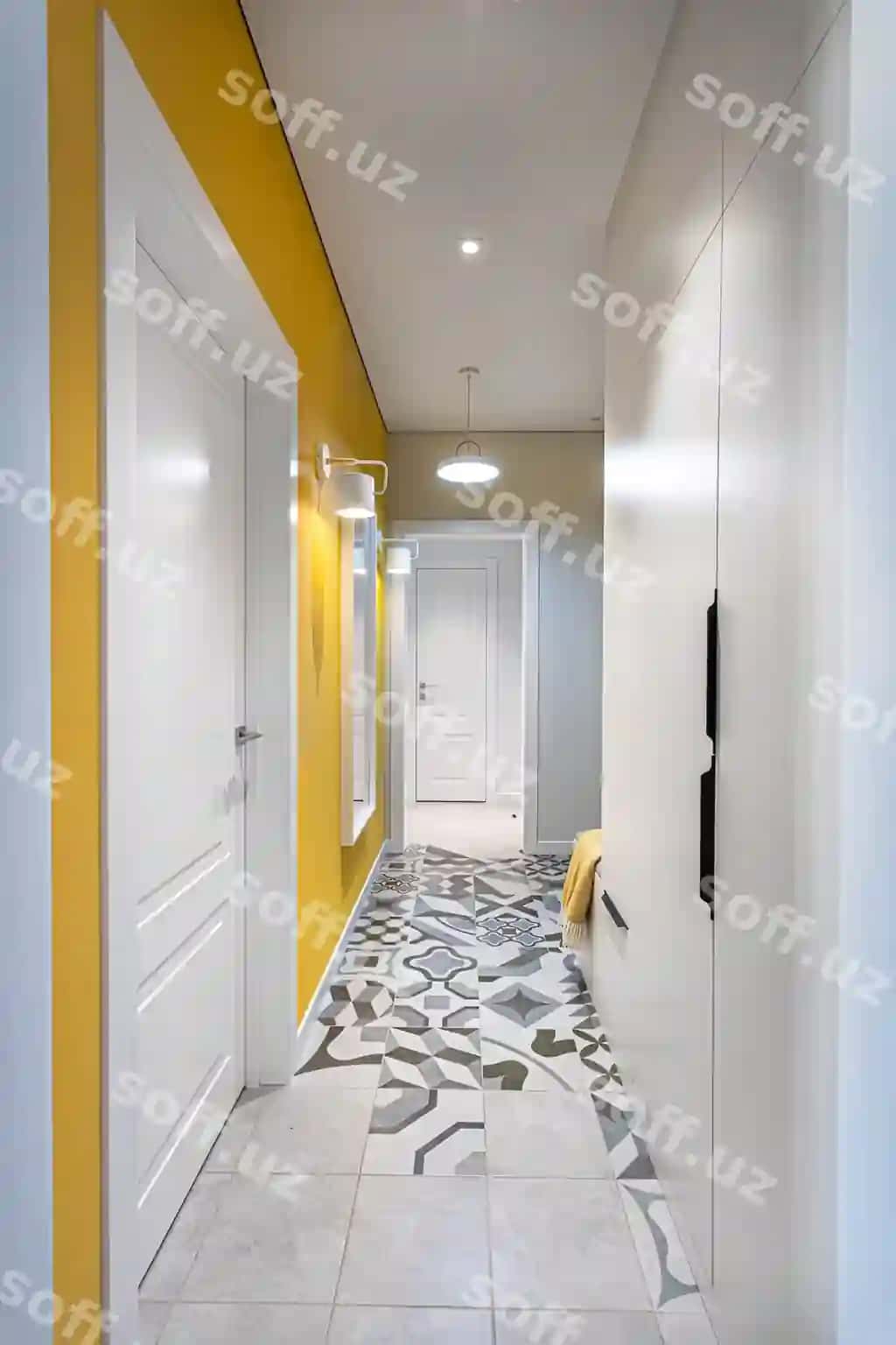 Koridor ichki dekoratsiyasi sariq devorlar va naqshli gilchalar pol | Corridor interior design yellow walls patterned tiles floor