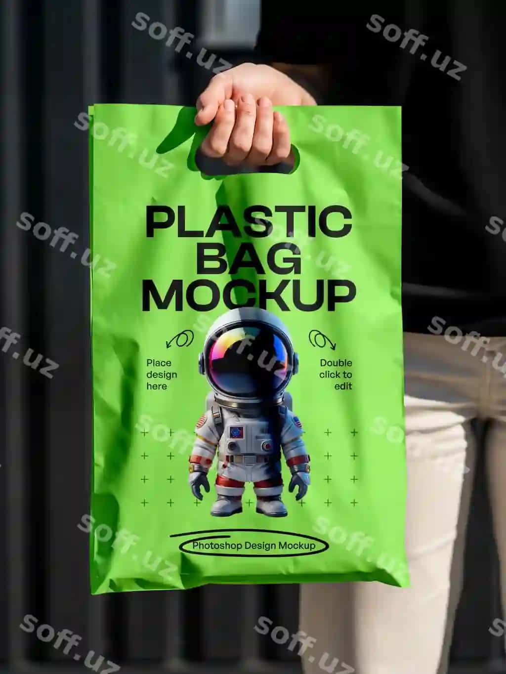 Yashil plastik qop namunasi 3D astronaut shaxzodasi bilan | Green plastic bag mockup with 3d astronaut character