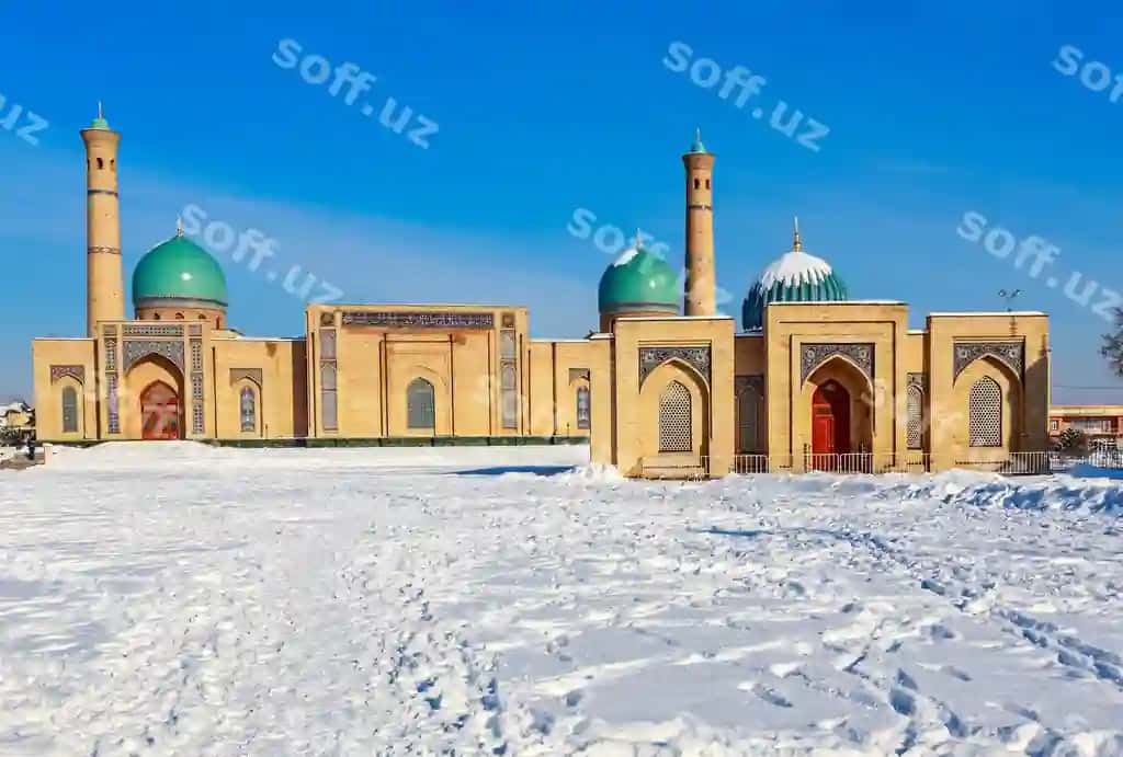 Qora qalam kubbalar minaretlari Hazrati Imam kompleksi diniy markaz Toshkent O'zbekiston | Snow blue domes minarets hazrati imam complex religious center tashkent uzbekistan