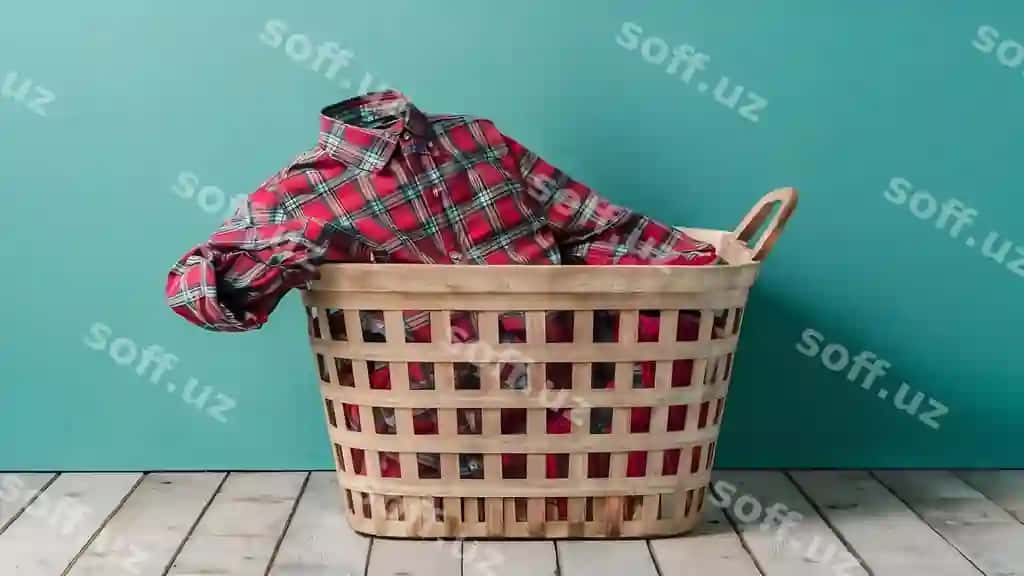 Kir savati qizil chizg'li futbolka bilan | Laundry basket with red plaid shirt