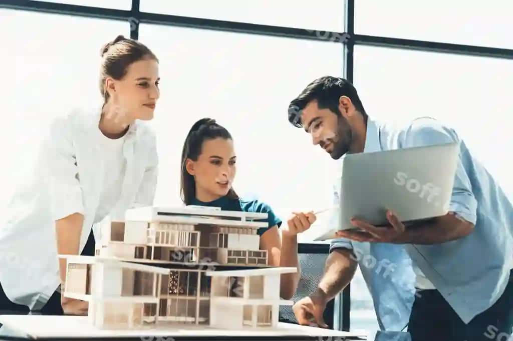 Ko'nikkan me'mor noutbuk tutgan g'oya taklif etmoqda muhandis guruh chizmalar | Skilled architect holding laptop while present idea engineer team tracery