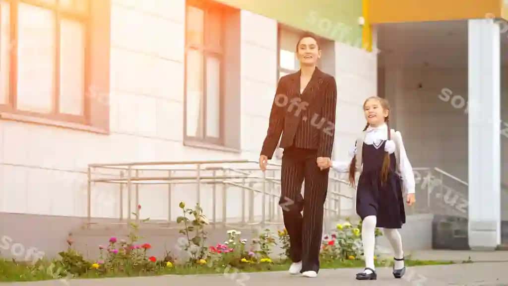 Ona va qiz zamonaviy birinchi maktabdan uyga borish. | Mother daughter go home from modern primary school