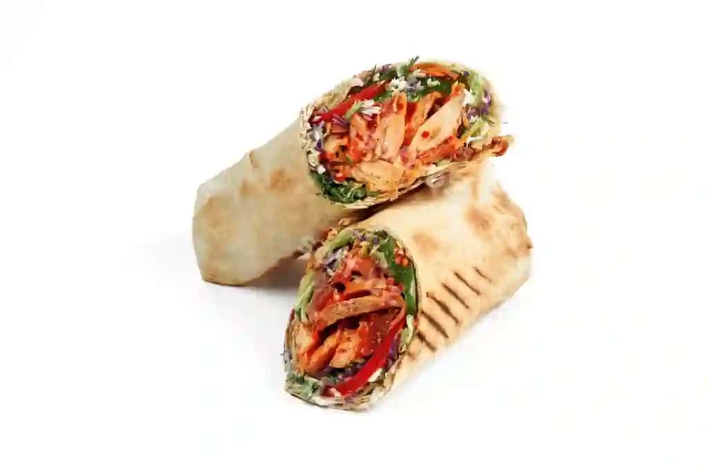 Tovuqli shawarma yangi sabzavotlar qizil sos ajraltirilgan oq fonda | Shawarma with chicken fresh vegetables red sauce isolated white background