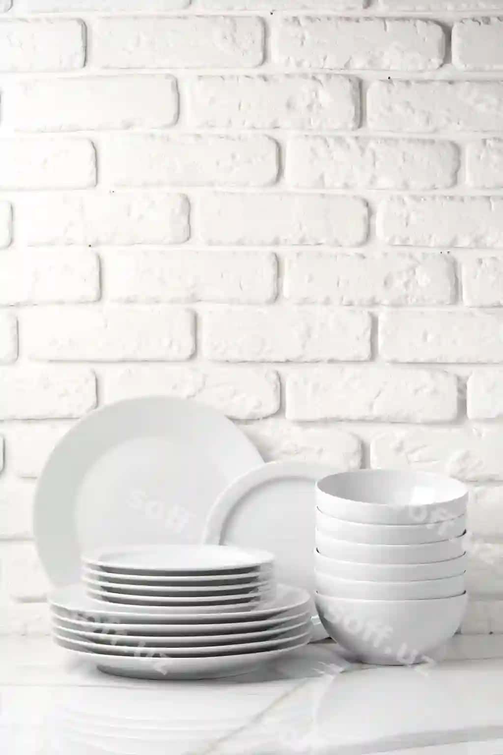 Dishes stolini guruchli devor fonida joylangan | Set dishes table against brick wall background