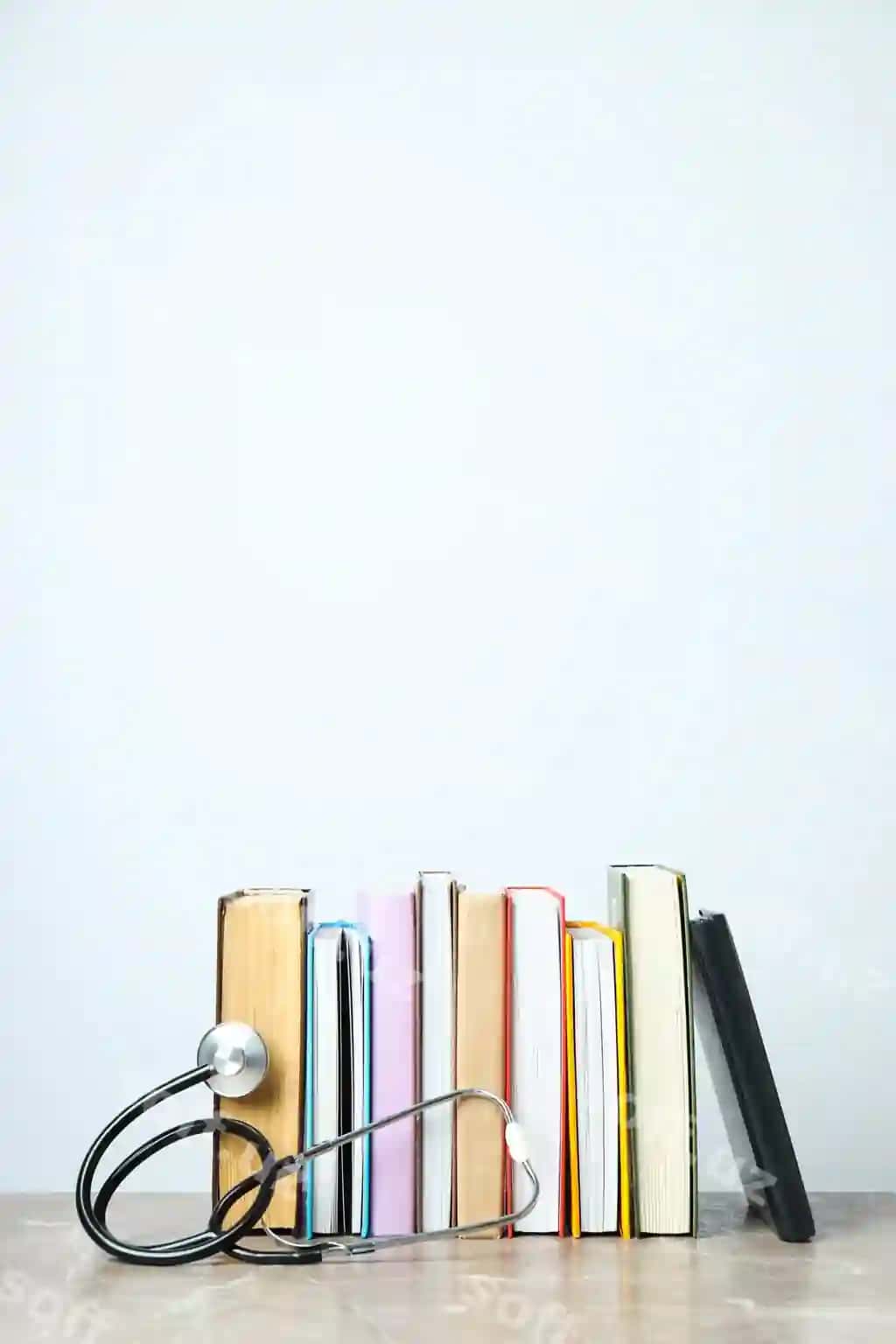 Tibbiy adabiyot tuzilmasi kitoblari bilan bo'sh joy matni | Medical literature composition with books space text