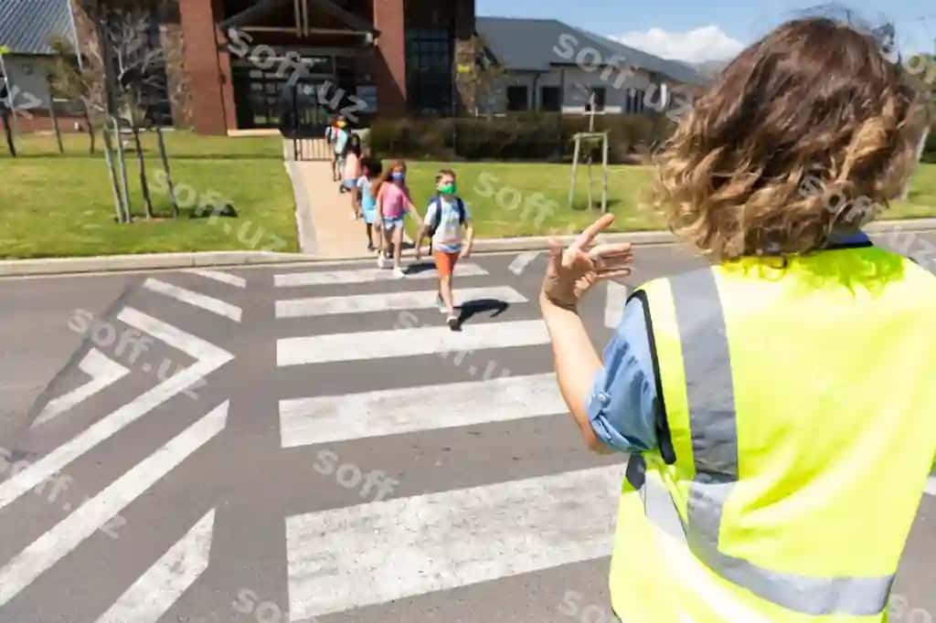 Niqob kiygan bolalar yoʻlni kesib oʻtishmoqda | Group kids wearing face masks crossing road