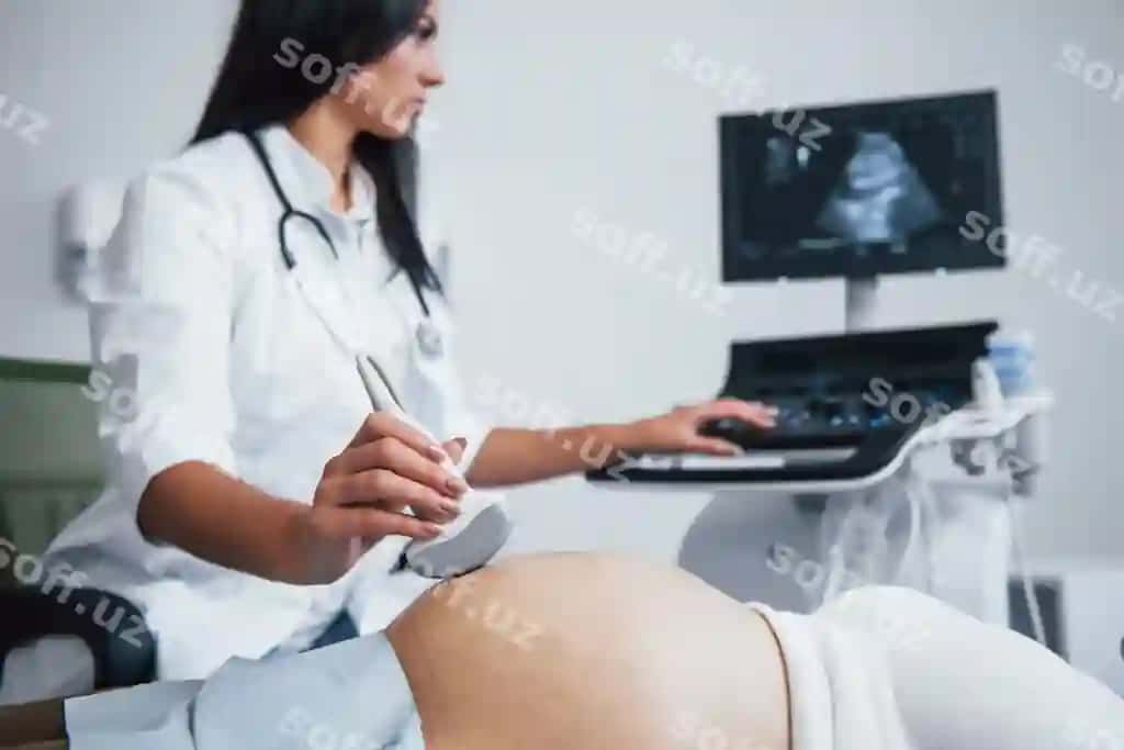 Ayollar shifog'iri shifoxonada hamila ayolga ultratovush qiladi. | Female doctor does ultrasound pregnant woman hospital