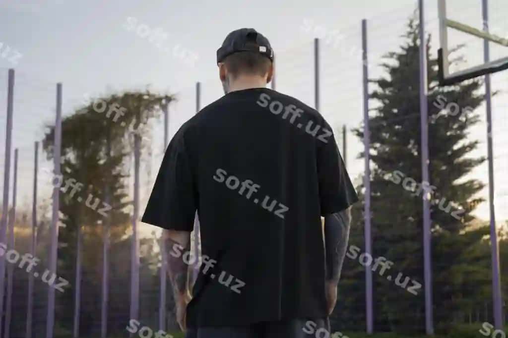 O'rta sur'at erkak shahar dizaynli futbolka kiygan | Medium shot man wearing urban design tshirt