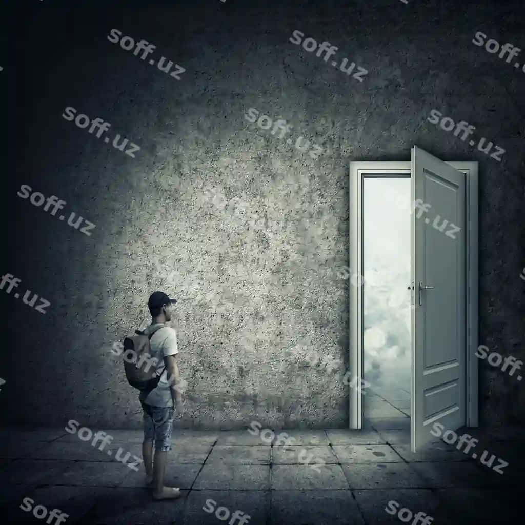 Raqamli komposit rasmda erkak achiq eshik yonida polda to'xtab turgan. | Digital composite image man standing floor by open door