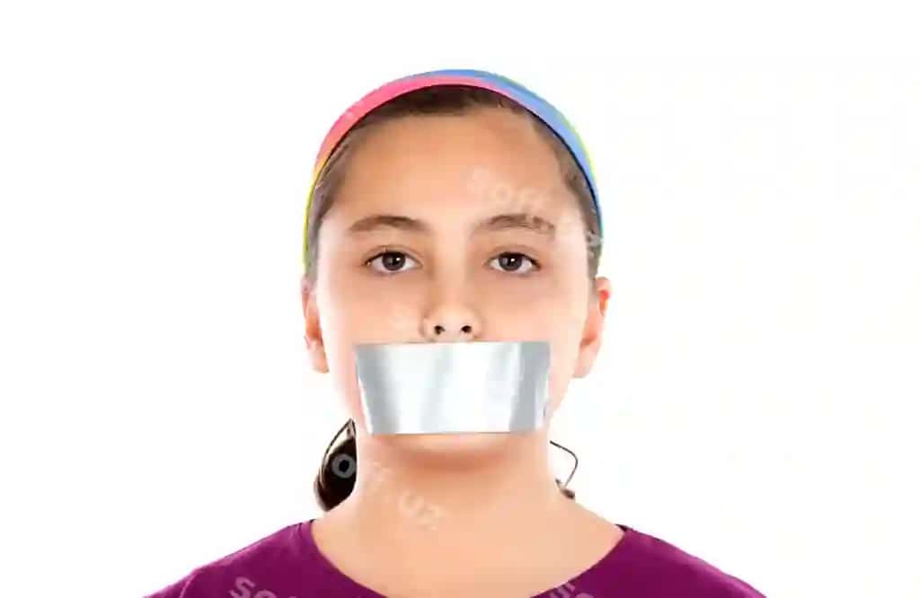 Jiddiy qiz o'nining og'zida bandaj | Serious girl with sticking plaster her mouth