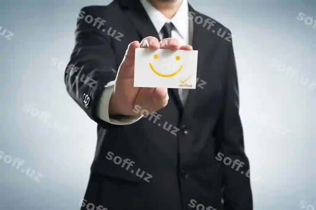 O'rta qism biznesmen insonga o'xshash smayli yuzni devor qarshi tutgan | Midsection businessman holding anthropomorphic smiley face against wall