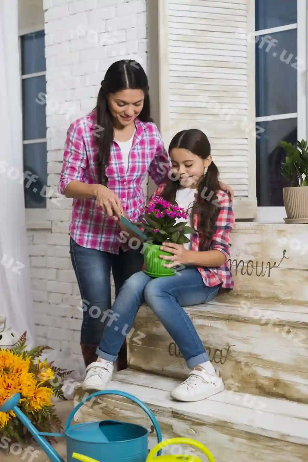 Bahorlik tushunchasi onajon va qiz bilan | Gardening concept with mother daughter
