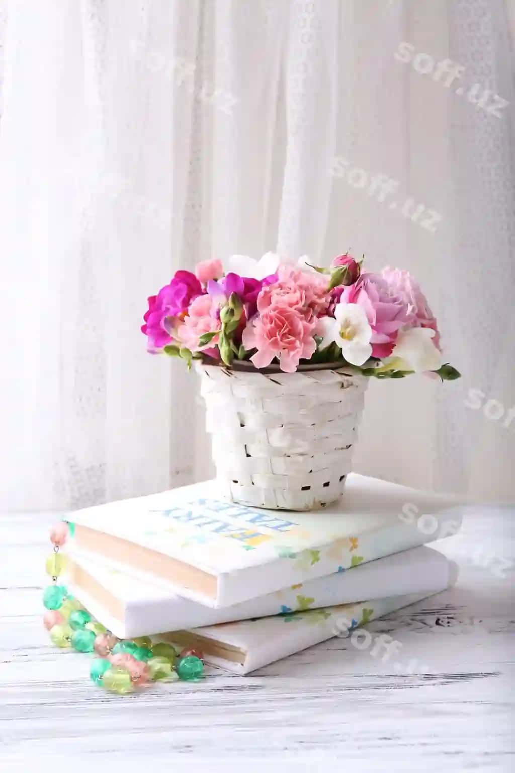 Chiroyli yangi bahor gullari joy kitoblari parda orqa fonda | Beautiful fresh spring flowers with stack books curtain background