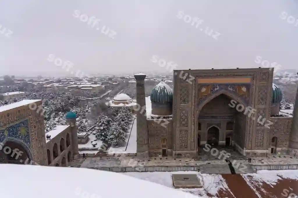 Qor to'plagan katta binolari markaziga ega shahar | Snow covered city with large building center
