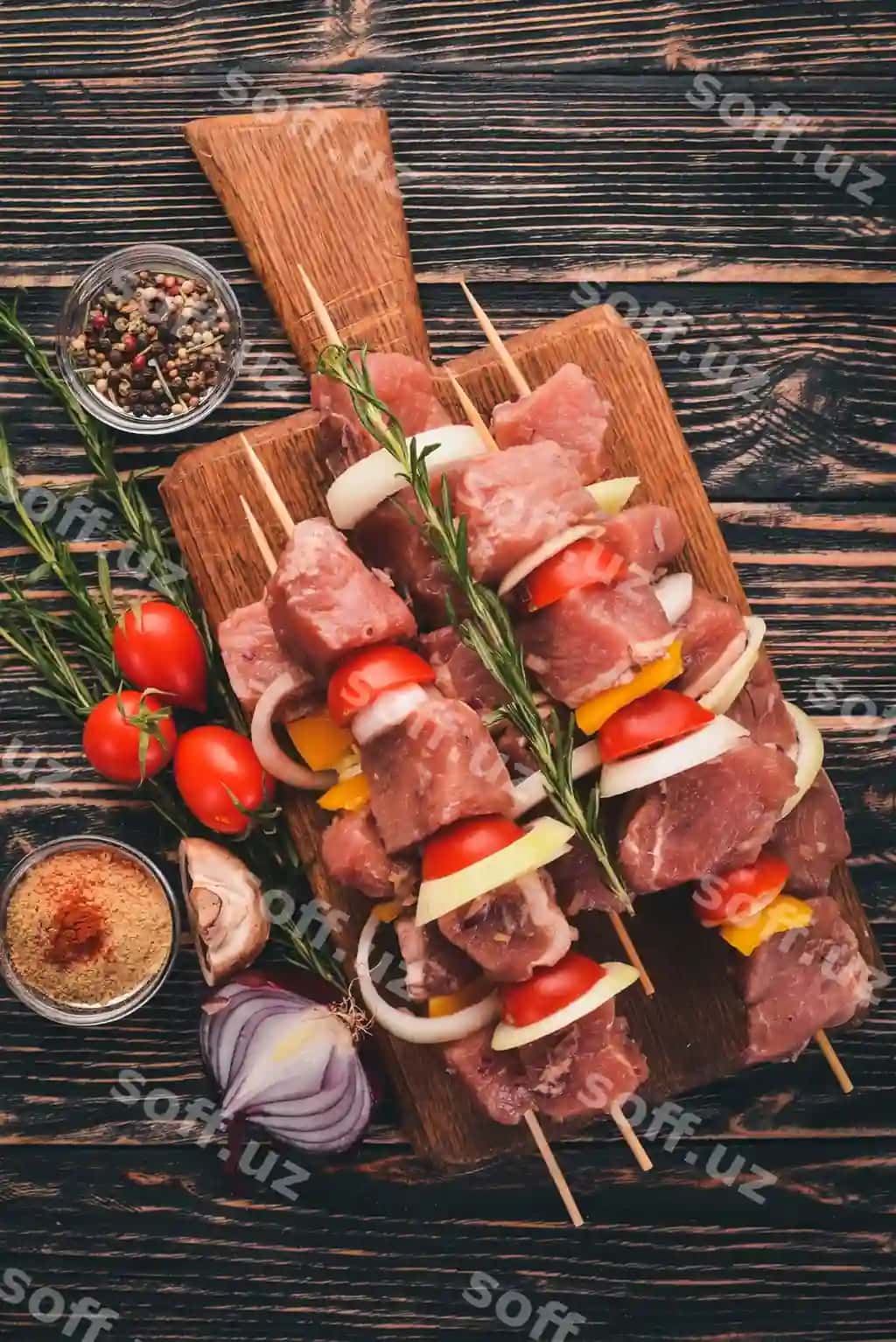 Xo'lq go'shtli kebab yong'oq orqa fonda sabzavotlar bilan yuqori ko'rinish matn uchun bo'sh joy | Raw kebab from meat wooden background with vegetables top view free space text
