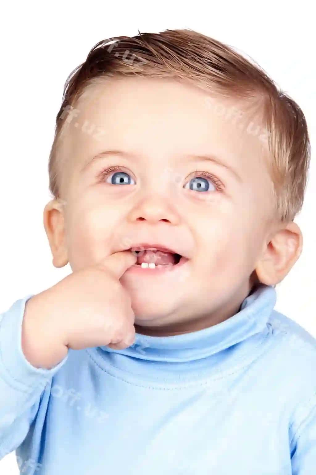 Chiroyli sariq chaqaloq ko'k ko'zlari bilan ajralangan | Beautiful blond baby with blue eyes isolated