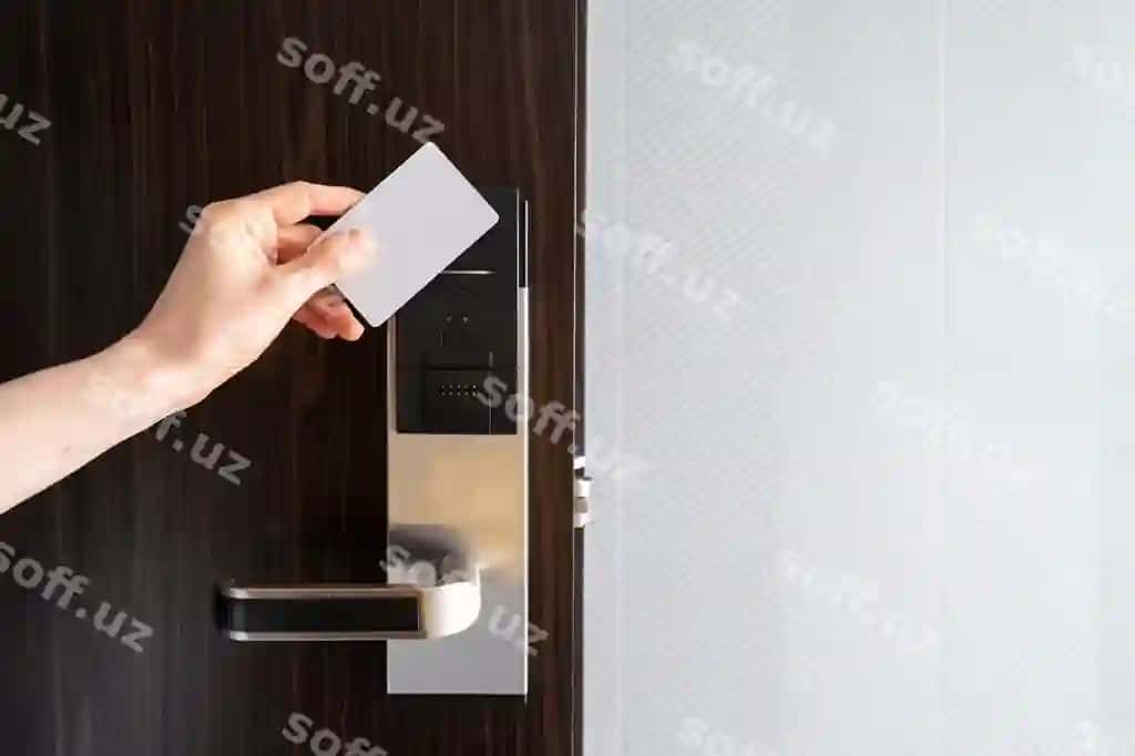 Ayol zamonaviy xavfsizlik tizimi va oʻz-oʻzidan kirish konsepsiyasi yordamida kvartirani ochadi. | Woman unlock apartment with modern security system self checkin concept