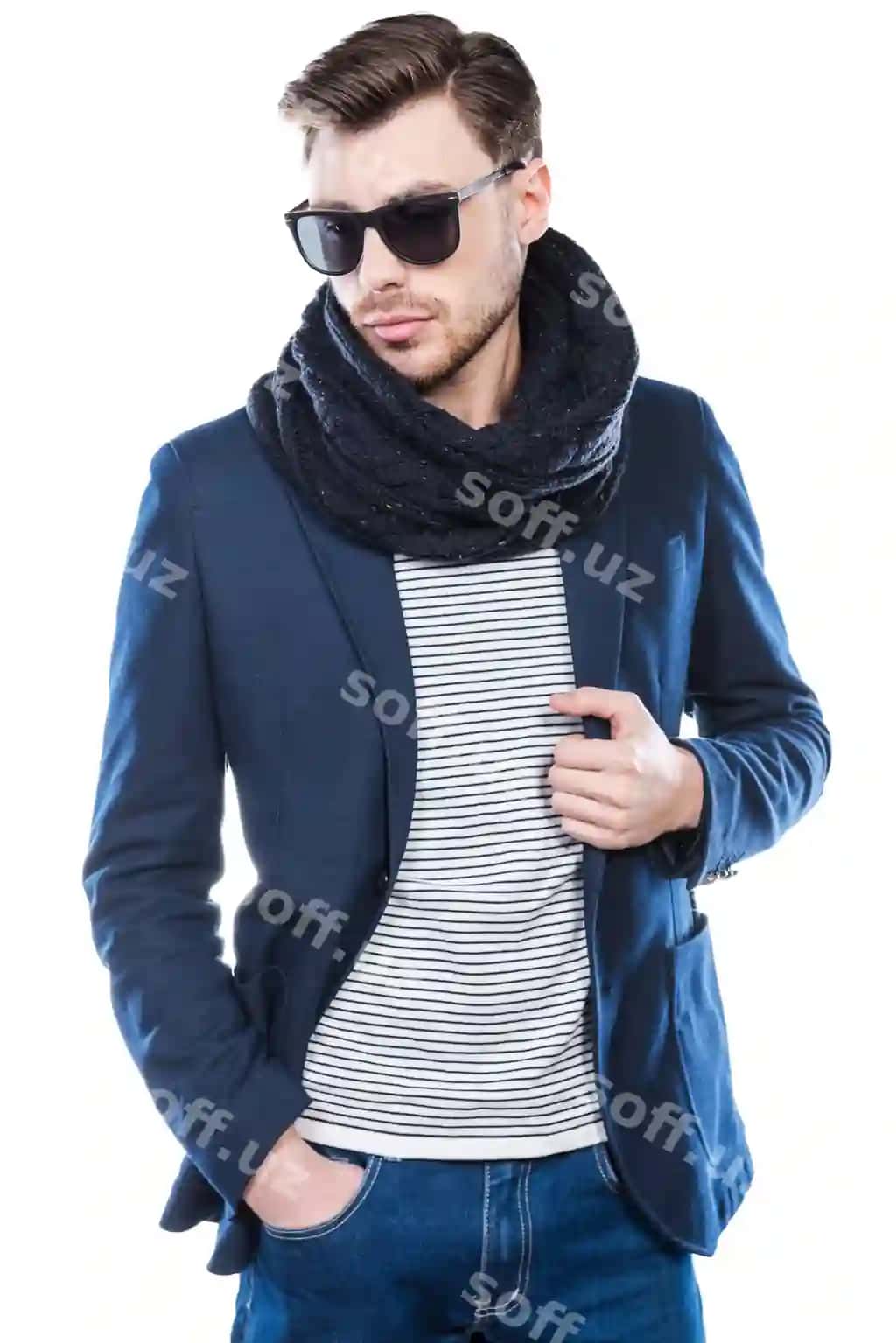 Stilli chiroyli moda yosh erkak smart casual kiyimlar oq fonda posatsiya olish | Stylish handsome fashionable young man smart casual wear posing against white background