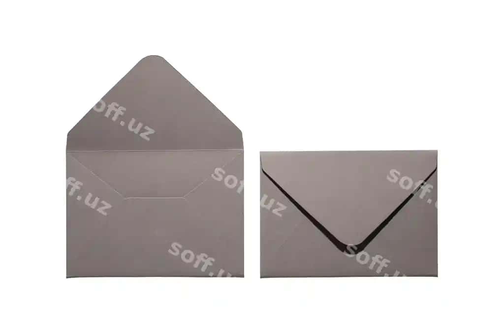 Yuqori ko'rinish foto, ikkki ochilgan yopiq kulrang konvertlar, ajraltirilgan oq fonda bo'sh joy bilan | Top view photo two open closed grey envelopes isolated white background with empty space