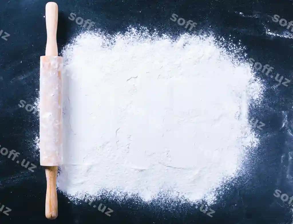 Pishirish stoli un va qozoncha bilan yuqori ko'rinish | Baking desk with flour rolling pin top view