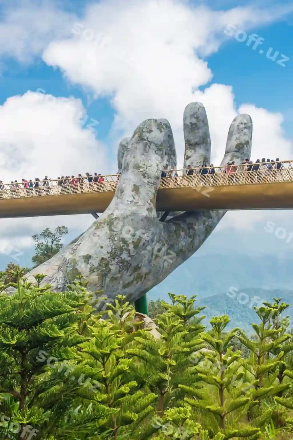 Chiroyli manzara Sunworld Ba Na Hills Parkda joylashgan Oltin ko'prig'i, Da Nang, Vietnam. | Beautiful view golden bridge located sunworld ba na hills park da nang vietnam