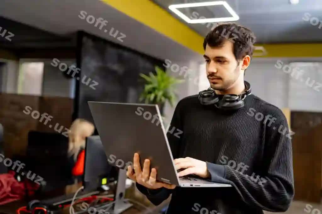 Portret yosh biznesmen kasual kiyimda zamonaviy startap biznes ofisida ishlayotgan noutbuk kompyuteri. | Portrait young businessman casual clothes modern startup business office space working laptop computer