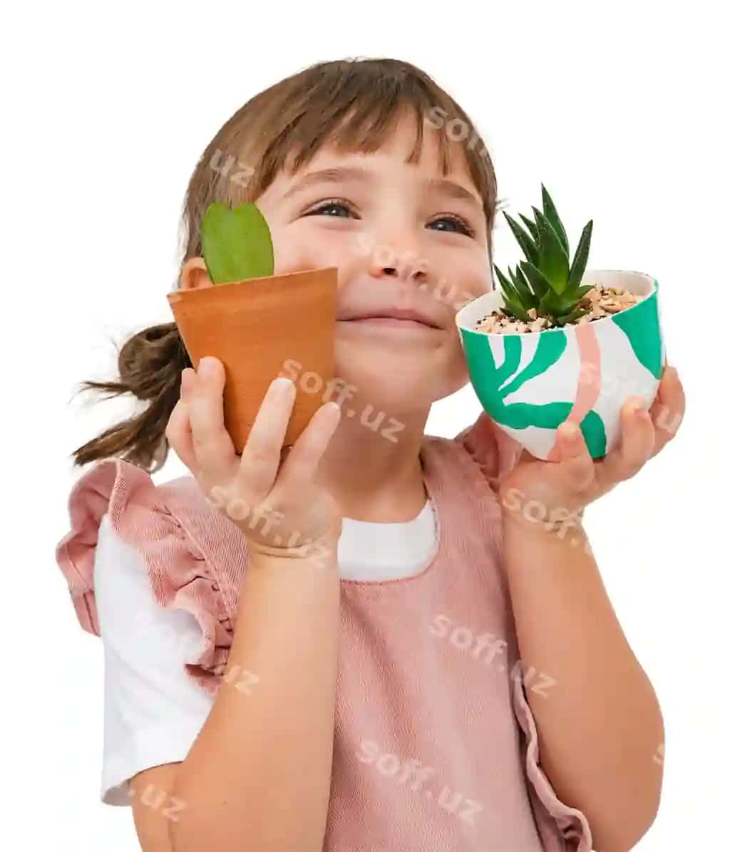 PNG kichik qiz mockup kichik sukkulent uy o'simlik bilan | Png little girl mockup with small succulent houseplant
