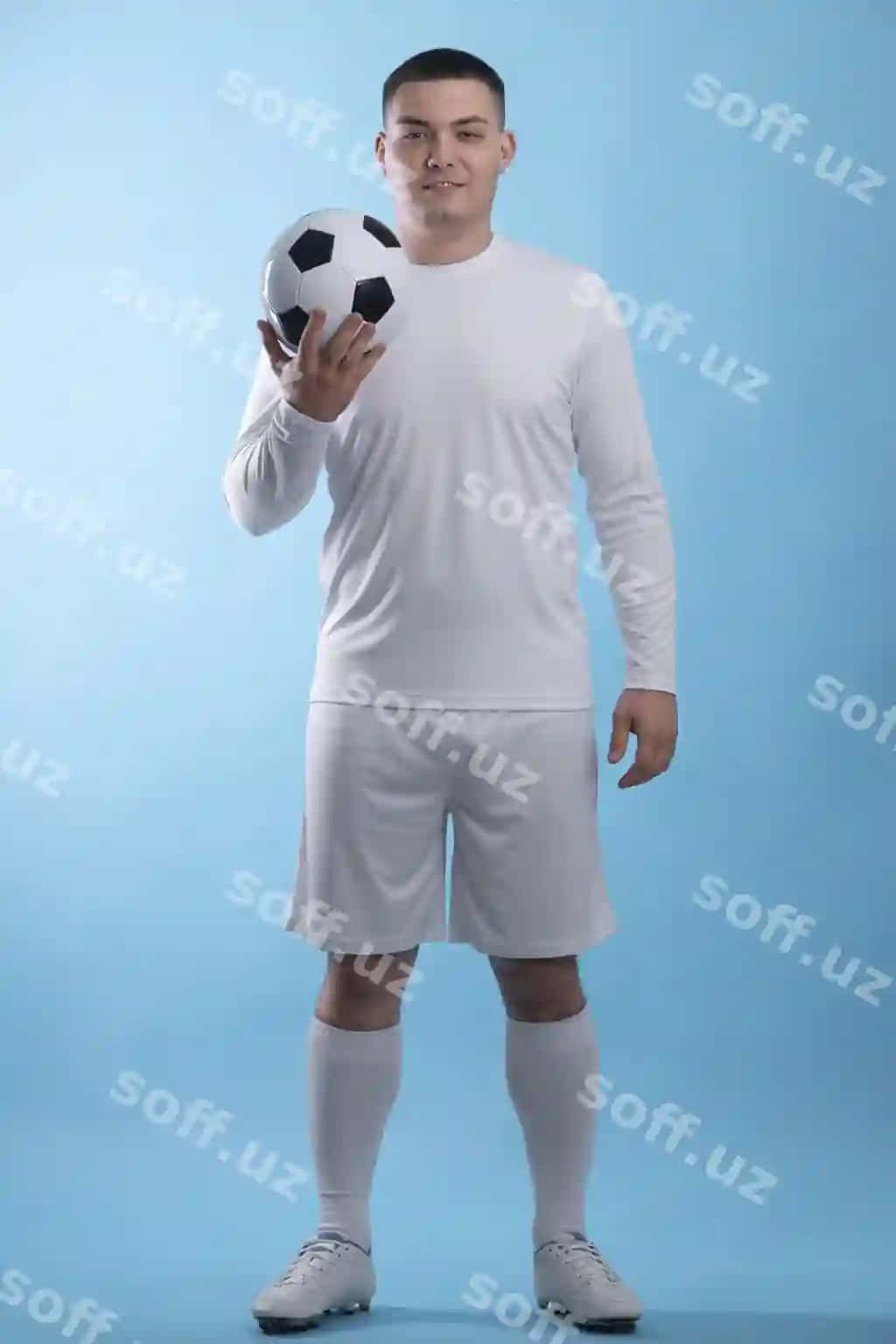 To'liq rasm gulovchi erkak to'p tutgan | Full shot smiley man holding ball
