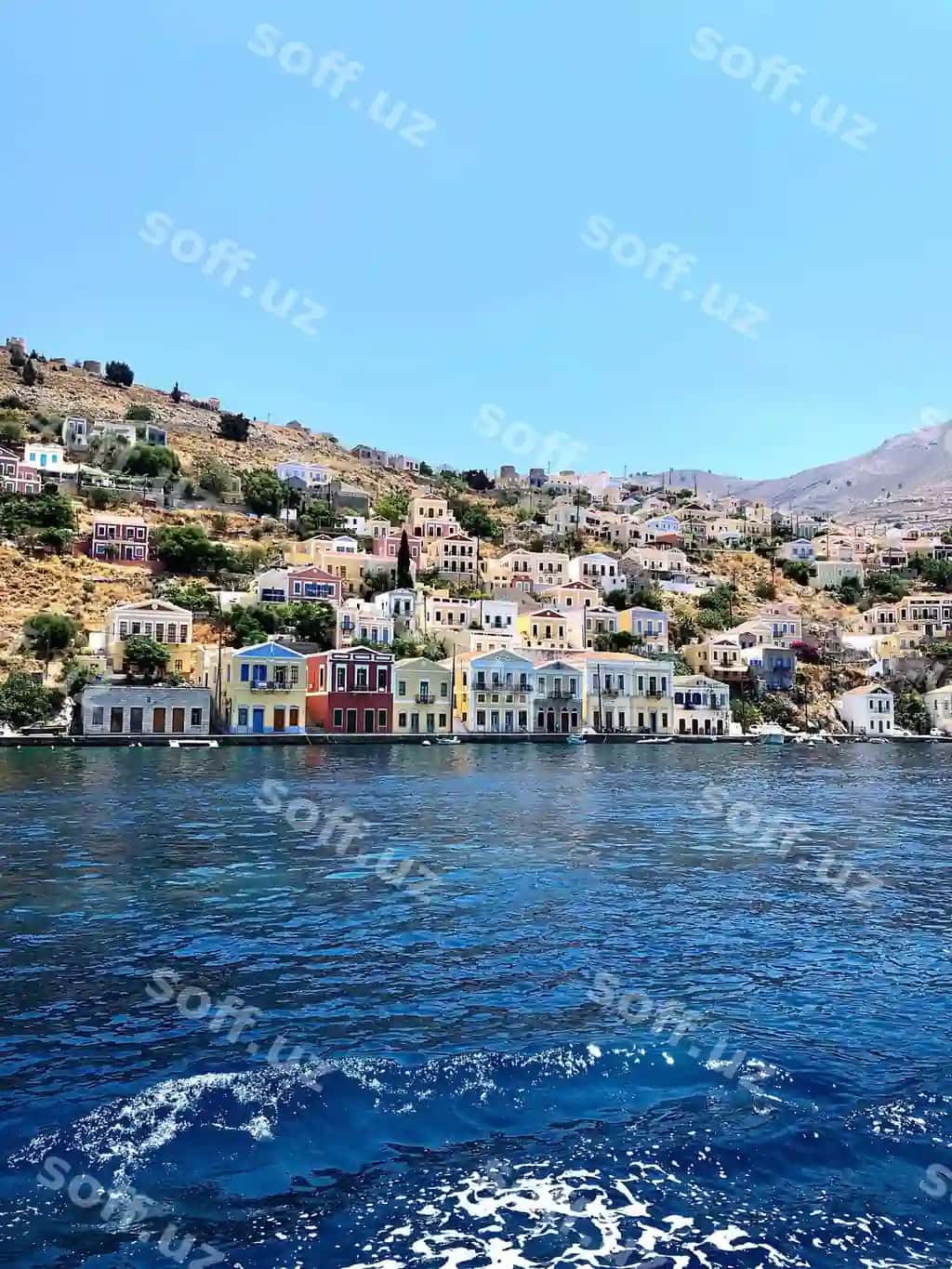 Shahar manzarasi dengiz sohibida aniq ko'k osmon orqali | Townscape by sea against clear blue sky